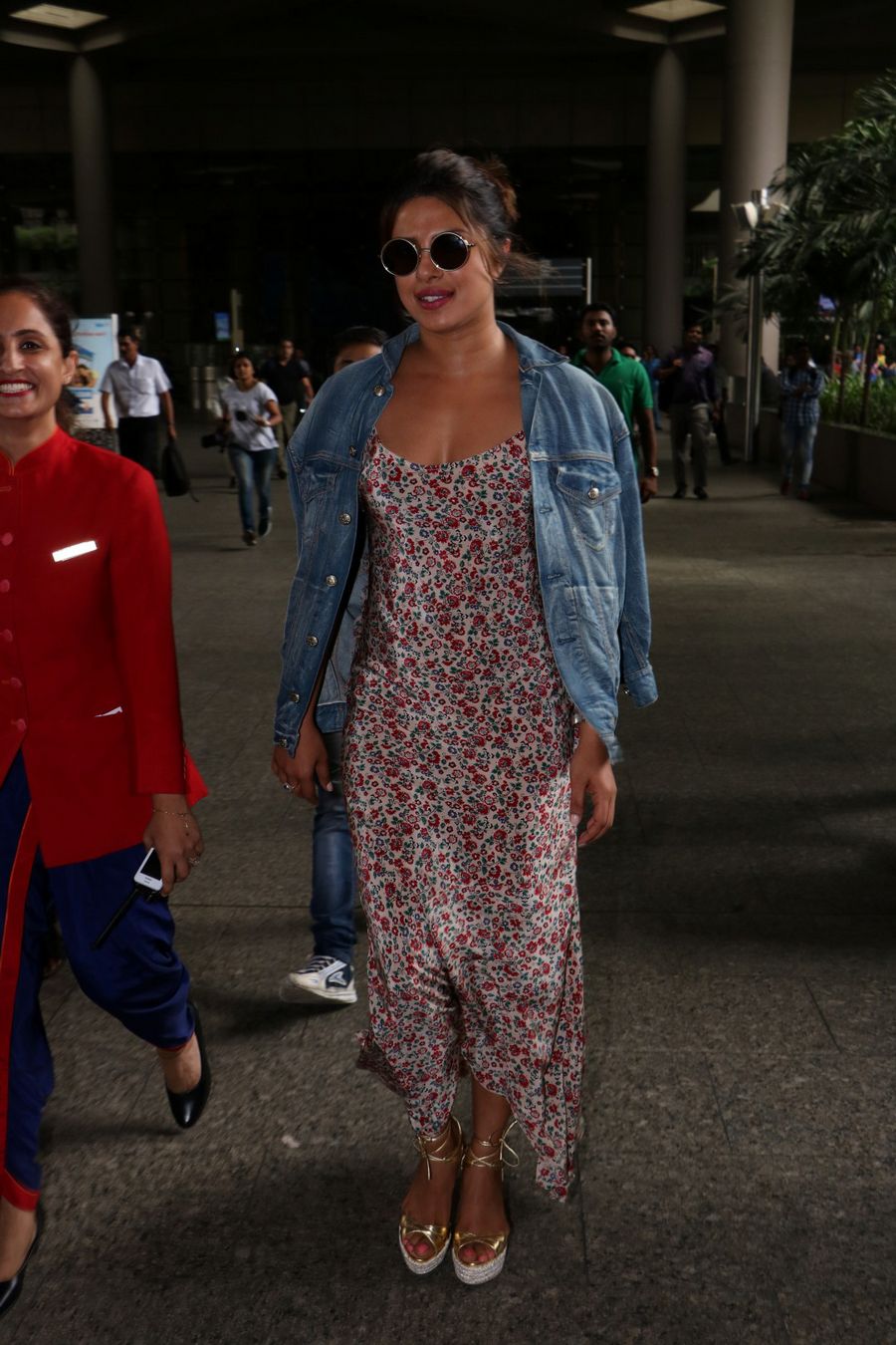 Priyanka Chopra Spotted at Airport Photos