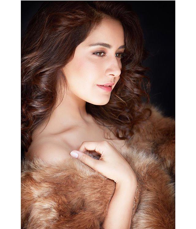 Raashi Khanna Stunning Hot Photoshoot Stills