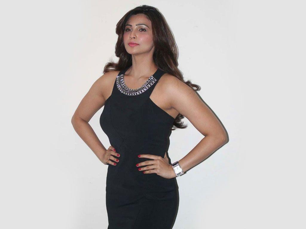 Race 3 actor Daisy Shah Latest Photoshoot Stills