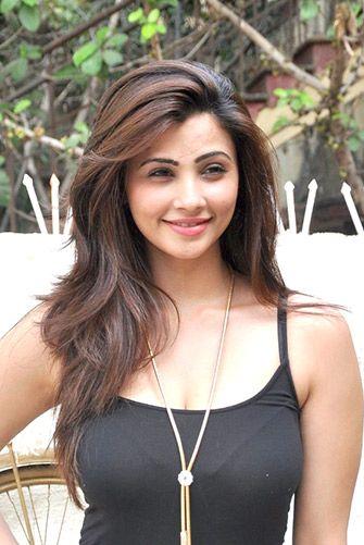Race 3 actor Daisy Shah Latest Photoshoot Stills