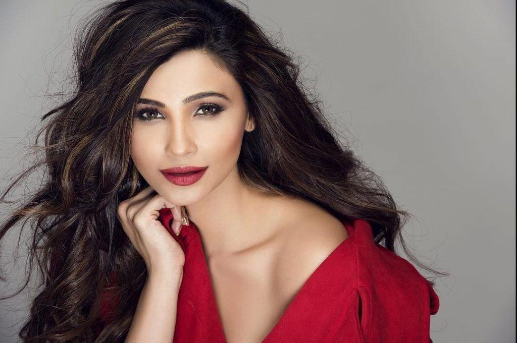 Race 3 actor Daisy Shah Latest Photoshoot Stills