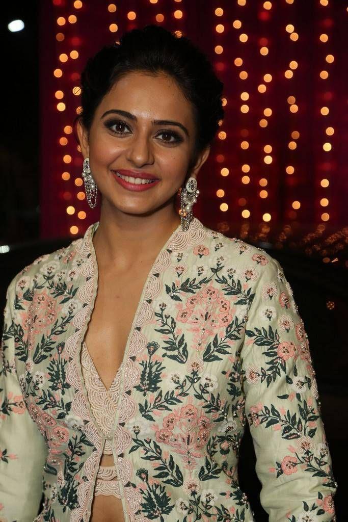 Rakul Preet Singh Stills At Zee Telugu Apsara Awards 2017