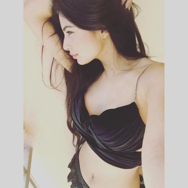 Rare & UNSEEN Private Photos of TV Actress Mouni Roy