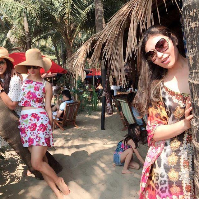 Rare & UNSEEN Private Photos of TV Actress Mouni Roy