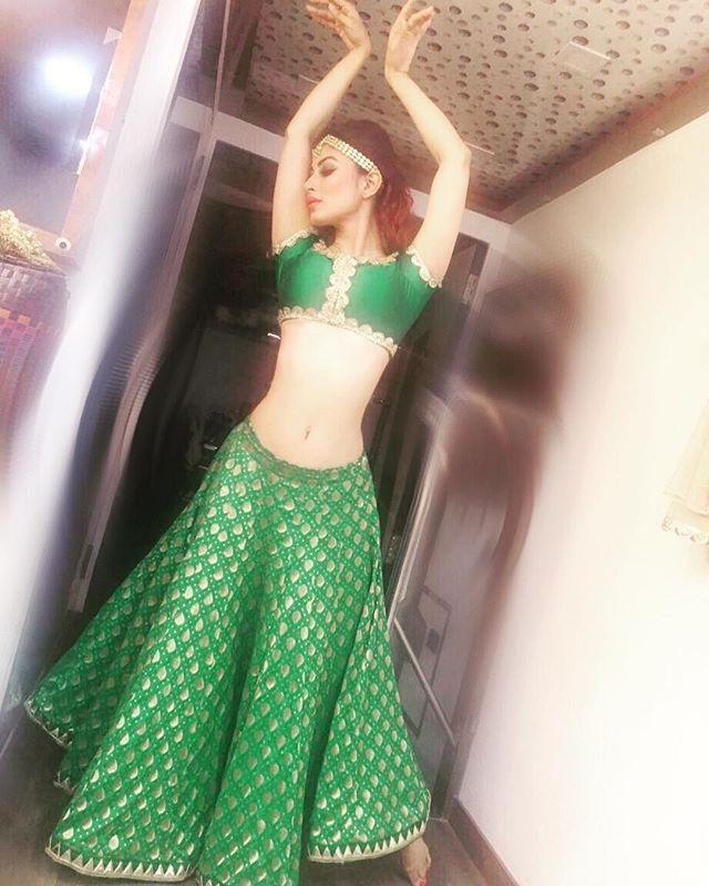 Rare & UNSEEN Private Photos of TV Actress Mouni Roy