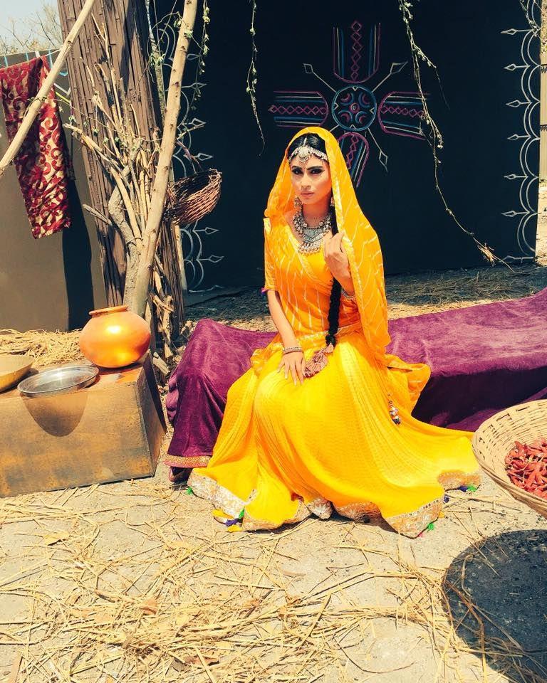 Rare & UNSEEN Private Photos of TV Actress Mouni Roy