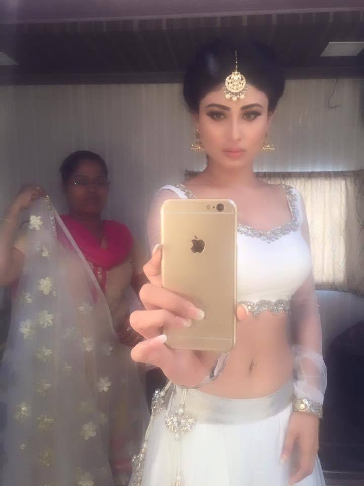 Rare & UNSEEN Private Photos of TV Actress Mouni Roy