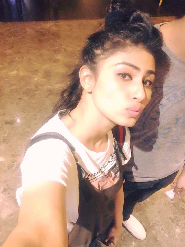 Rare & UNSEEN Private Photos of TV Actress Mouni Roy