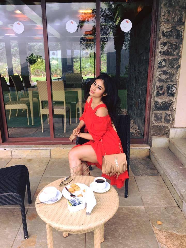 Rare & UNSEEN Private Photos of TV Actress Mouni Roy