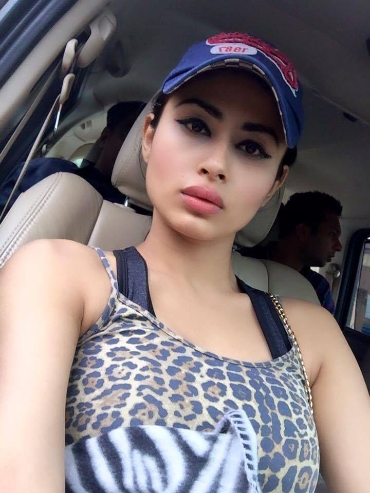 Rare & UNSEEN Private Photos of TV Actress Mouni Roy