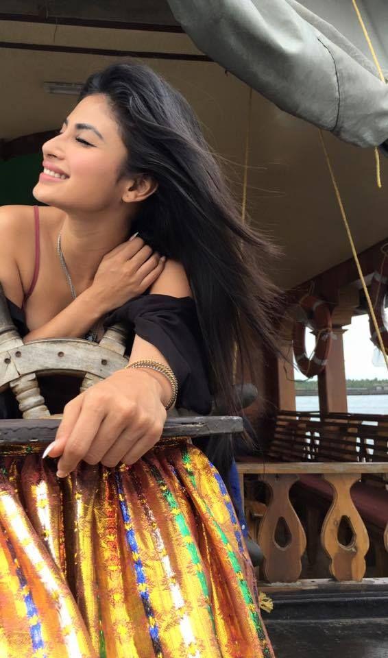 Rare & UNSEEN Private Photos of TV Actress Mouni Roy