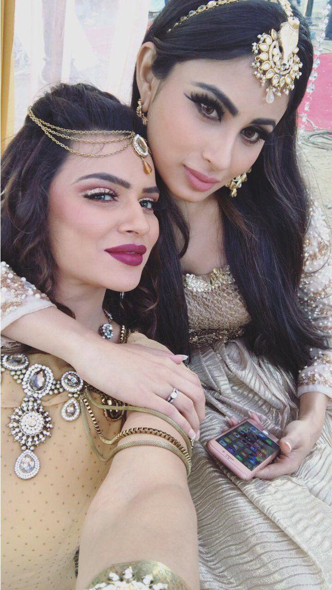 Rare & UNSEEN Private Photos of TV Actress Mouni Roy