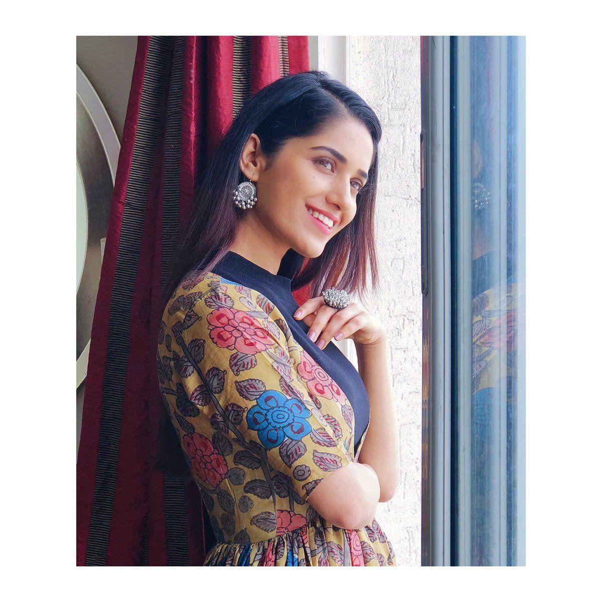 Ruhani Sharma Latest & Beautiful Pics