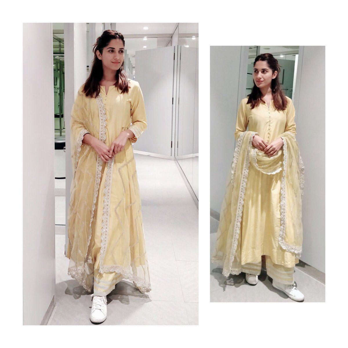 Ruhani Sharma Latest & Beautiful Pics