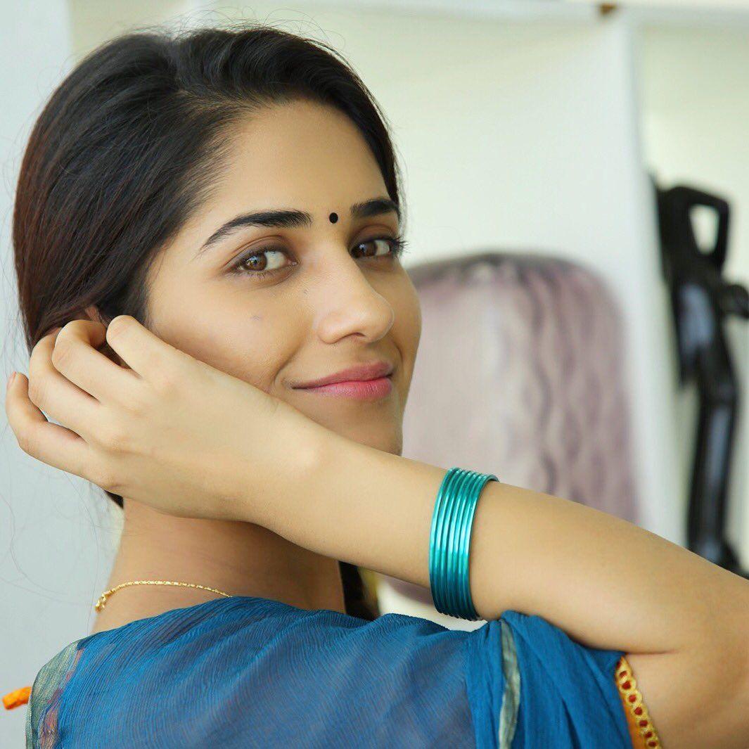 Ruhani Sharma Latest & Beautiful Pics