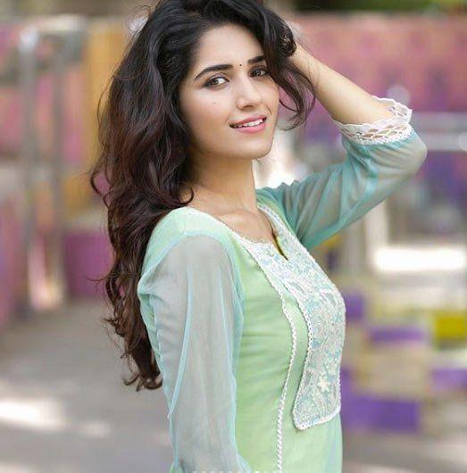 Ruhani Sharma Latest & Beautiful Pics