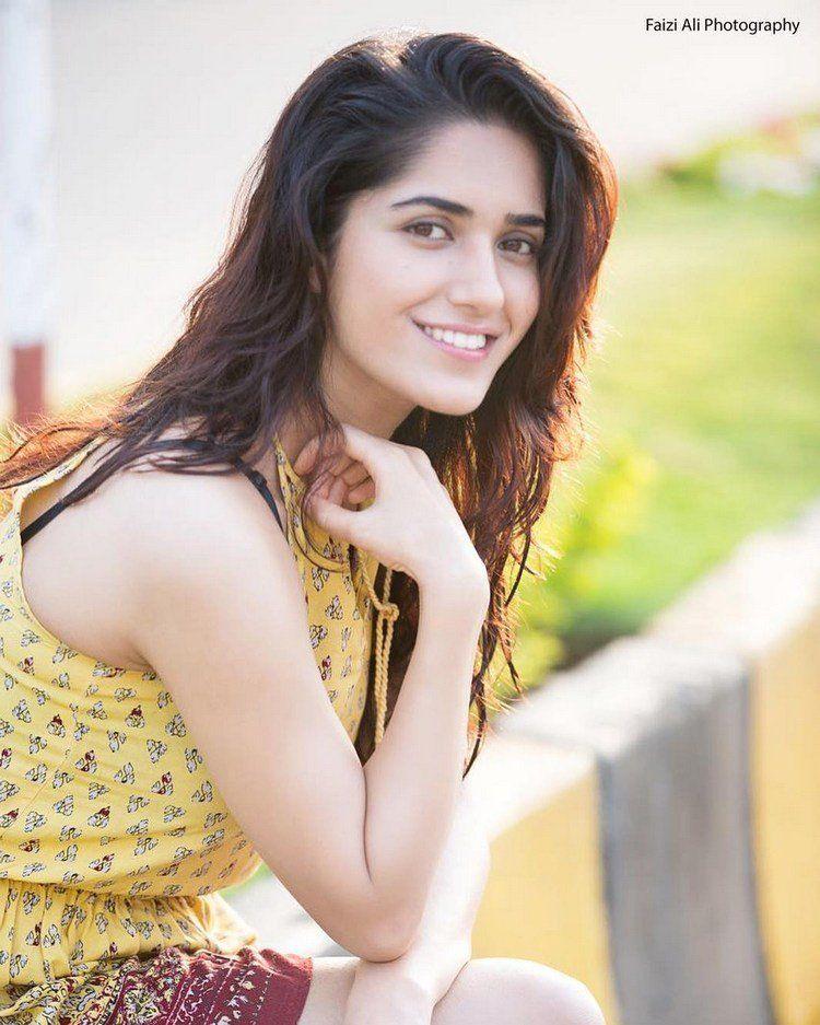 Ruhani Sharma Latest & Beautiful Pics