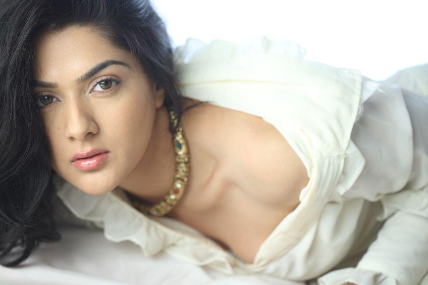 Sakshi Chaudhary Sexy Pics