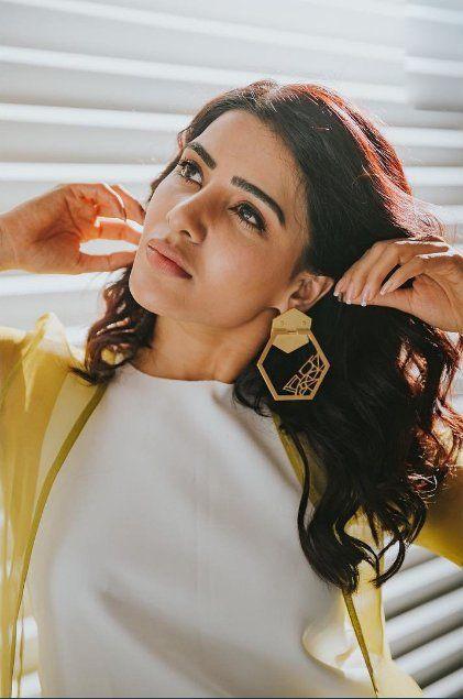 Samantha looks unique in her own style in this outfit Photos