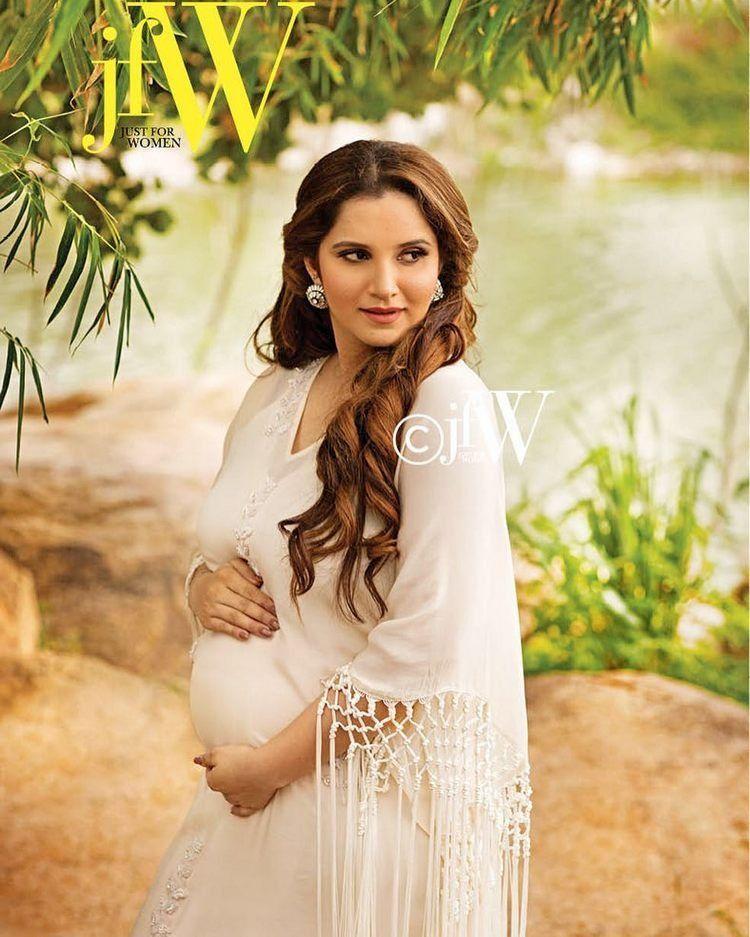 Sania Mirza poses with her baby bump for JFW