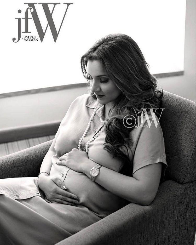 Sania Mirza poses with her baby bump for JFW