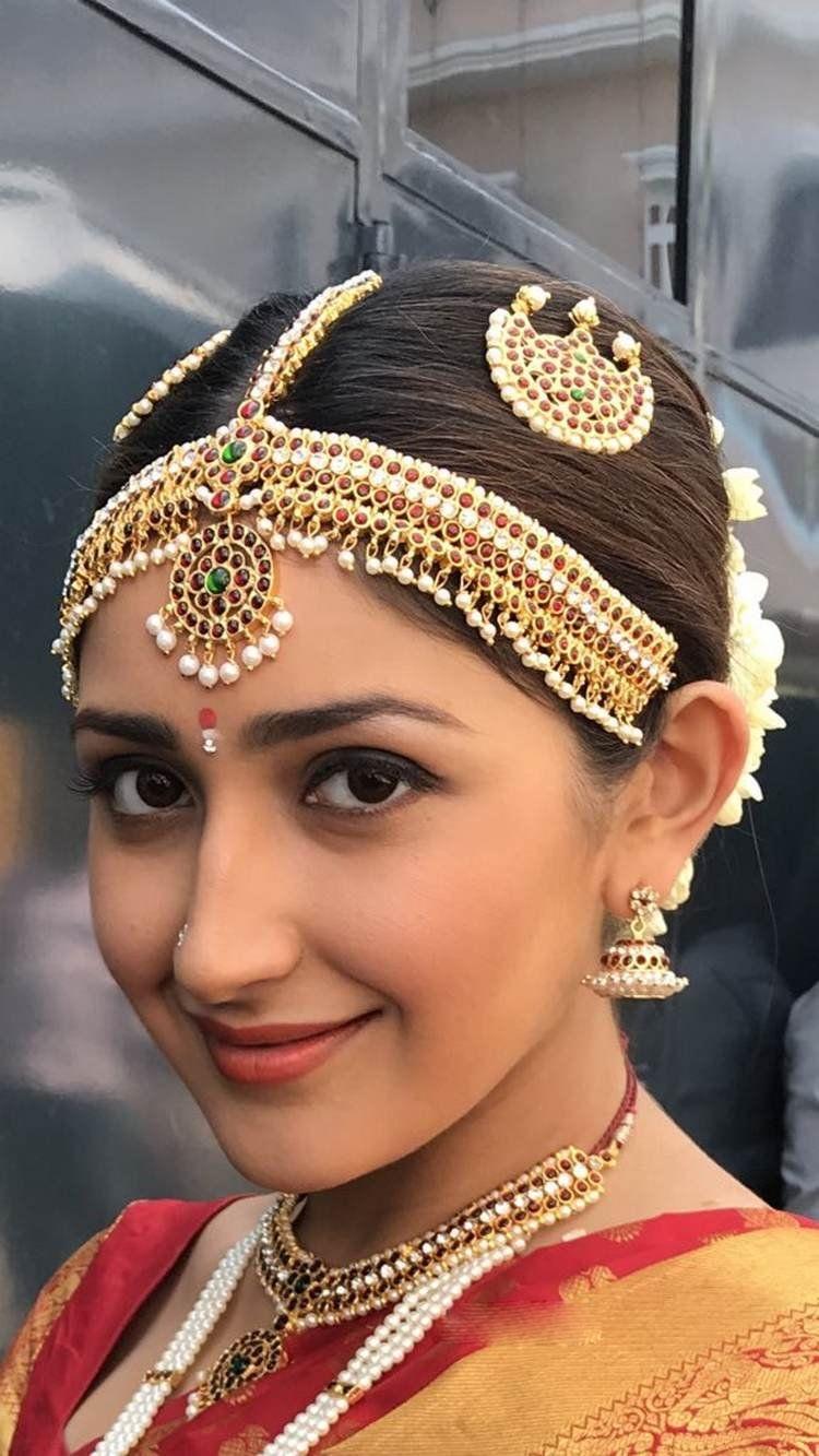 Sayyeshaa Saigal Looks in a traditional avatar