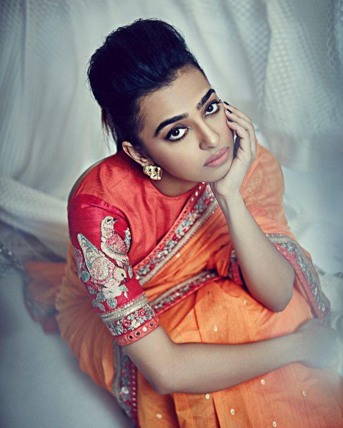 Scenic Radhika Apte Hot In Shorts Pics Photoshoots