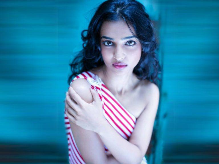 Scenic Radhika Apte Hot In Shorts Pics Photoshoots