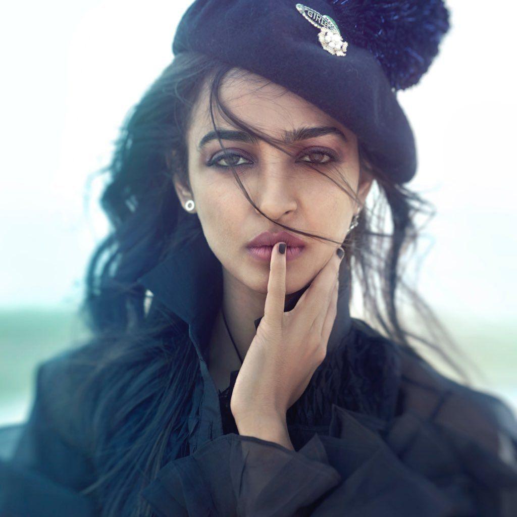 Scenic Radhika Apte Hot In Shorts Pics Photoshoots