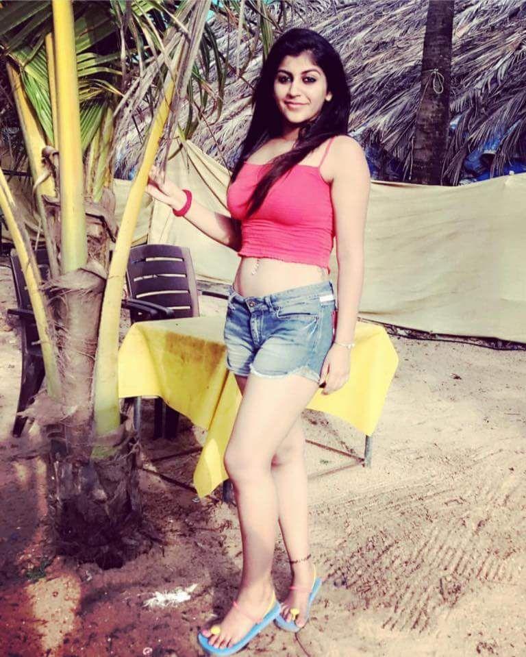 Sexiest snaps of D16 girl Yashika Aannand