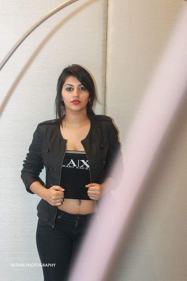 Sexiest snaps of D16 girl Yashika Aannand