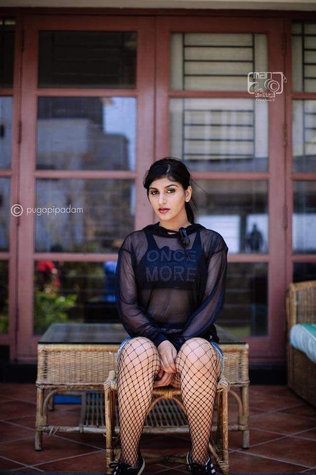 Sexiest snaps of D16 girl Yashika Aannand