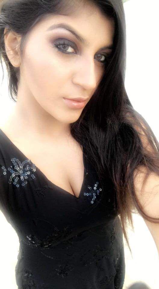 Sexiest snaps of D16 girl Yashika Aannand