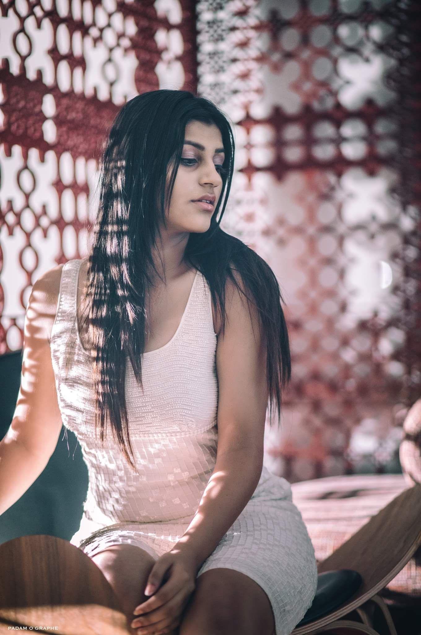 Sexiest snaps of D16 girl Yashika Aannand