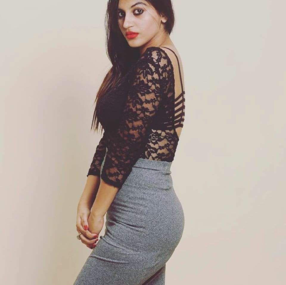 Sexiest snaps of D16 girl Yashika Aannand