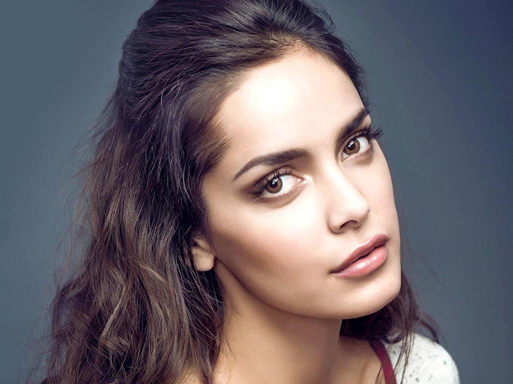 Shazahn Padamsee Hot Look HD Photos & Wallpapers