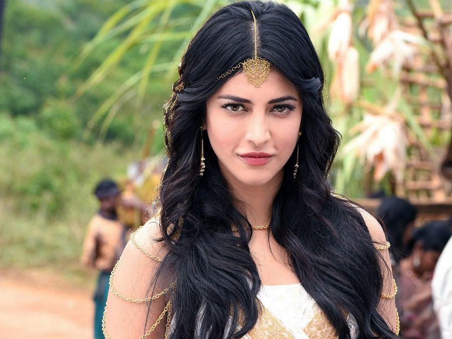Shruti Haasan Hot & Sexy Clevage Never SEEN Photos
