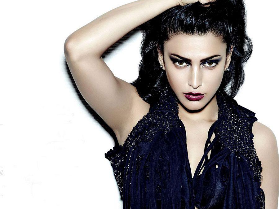 Shruti Haasan Hot & Sexy Clevage Never SEEN Photos