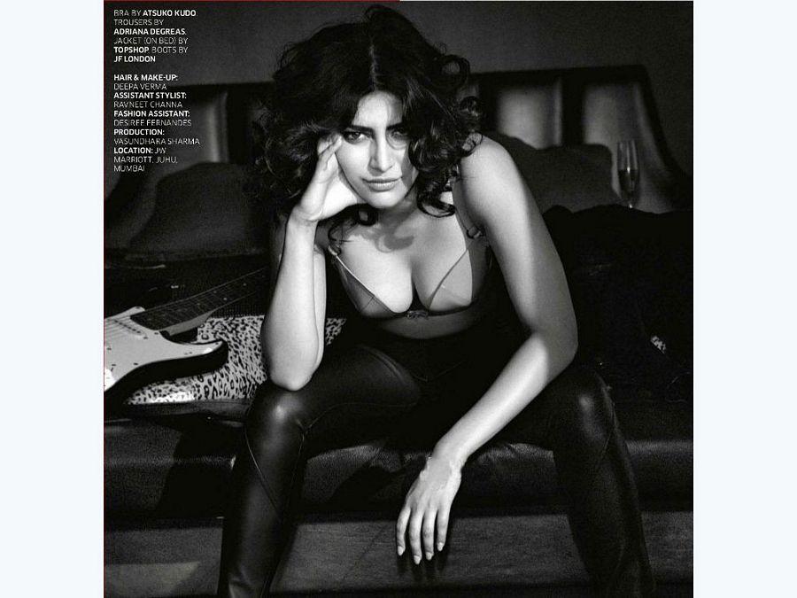 Shruti Haasan Hot & Sexy Clevage Never SEEN Photos