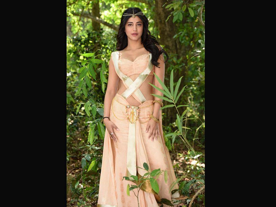 Shruti Haasan Hot & Sexy Clevage Never SEEN Photos