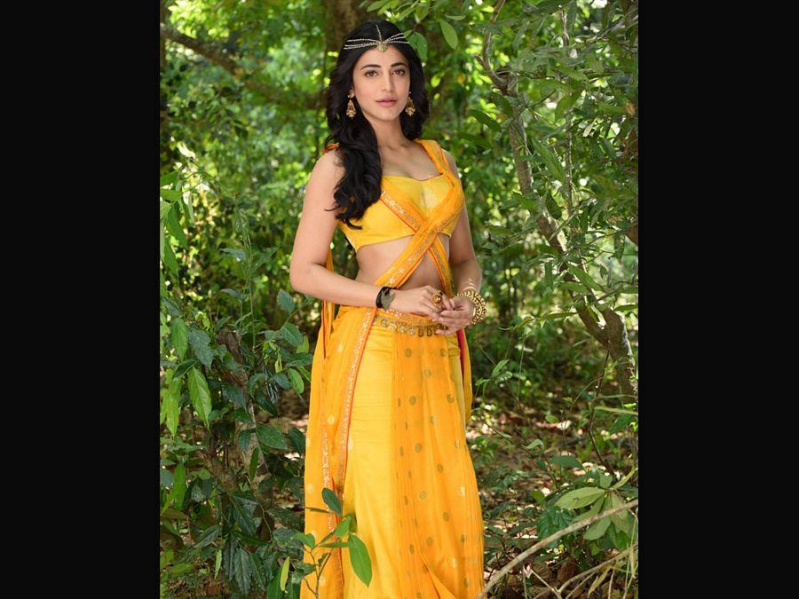 Shruti Haasan Hot & Sexy Clevage Never SEEN Photos