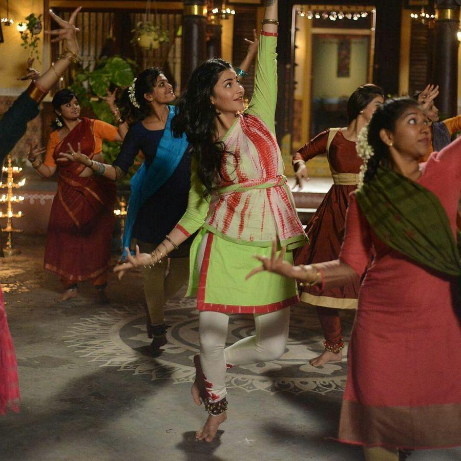 Shruti Hassan Latest Stills from Katamarayudu