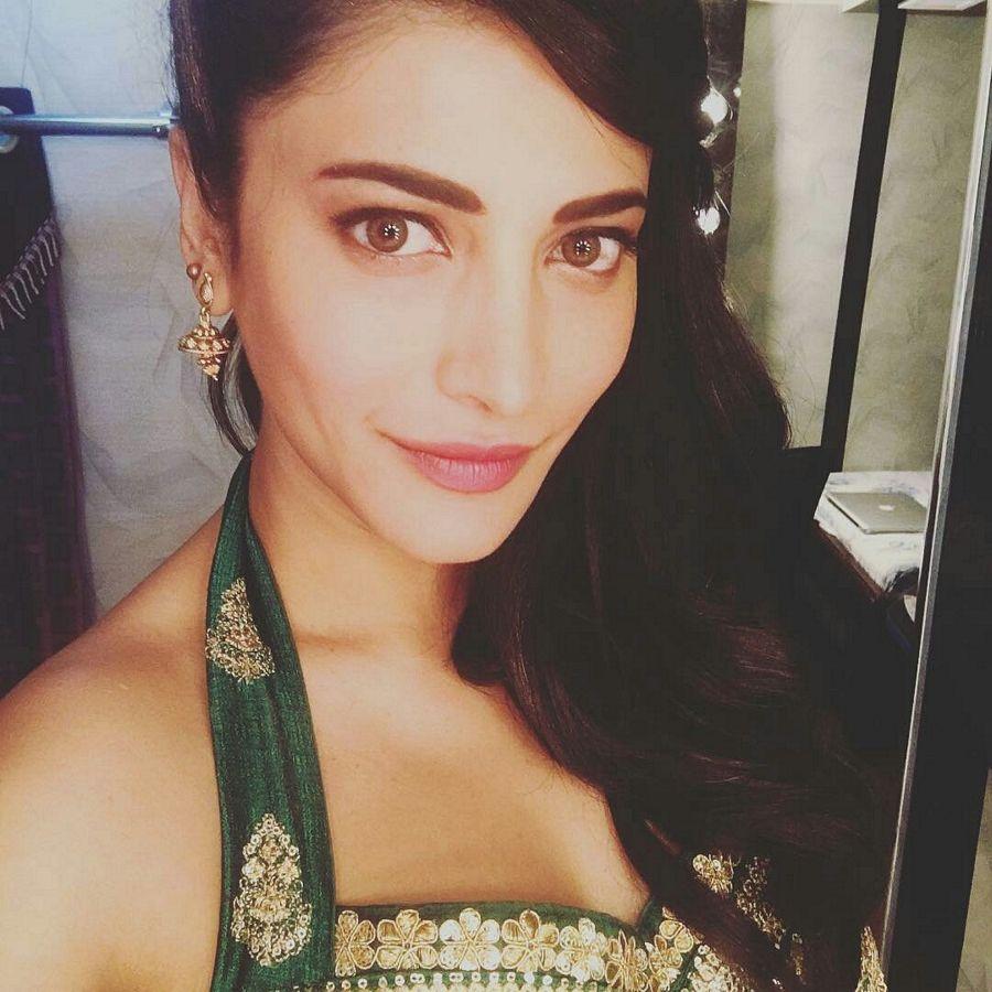 Shruti Hassan Latest Stills from Katamarayudu