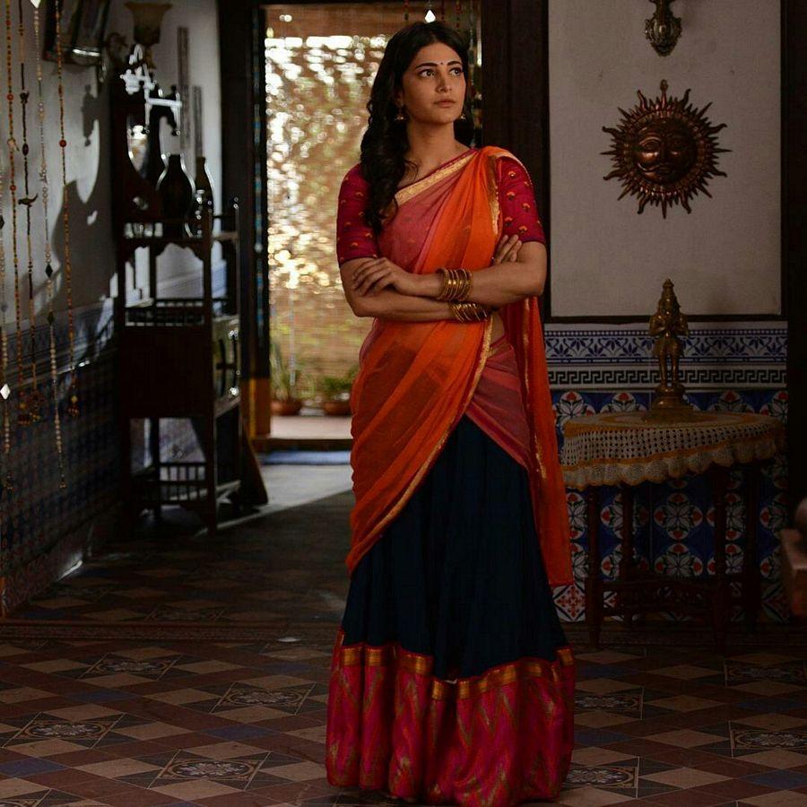 Shruti Hassan Latest Stills from Katamarayudu