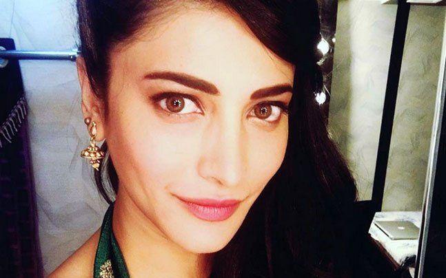 Shruti Hassan Latest Stills from Katamarayudu