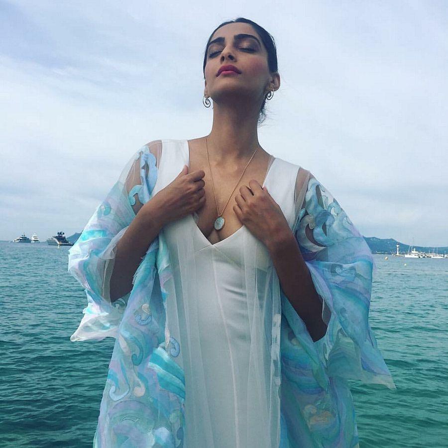 Sonam Kapoor hot dazzles in gold at the red carpet Cannes 2017 Photos