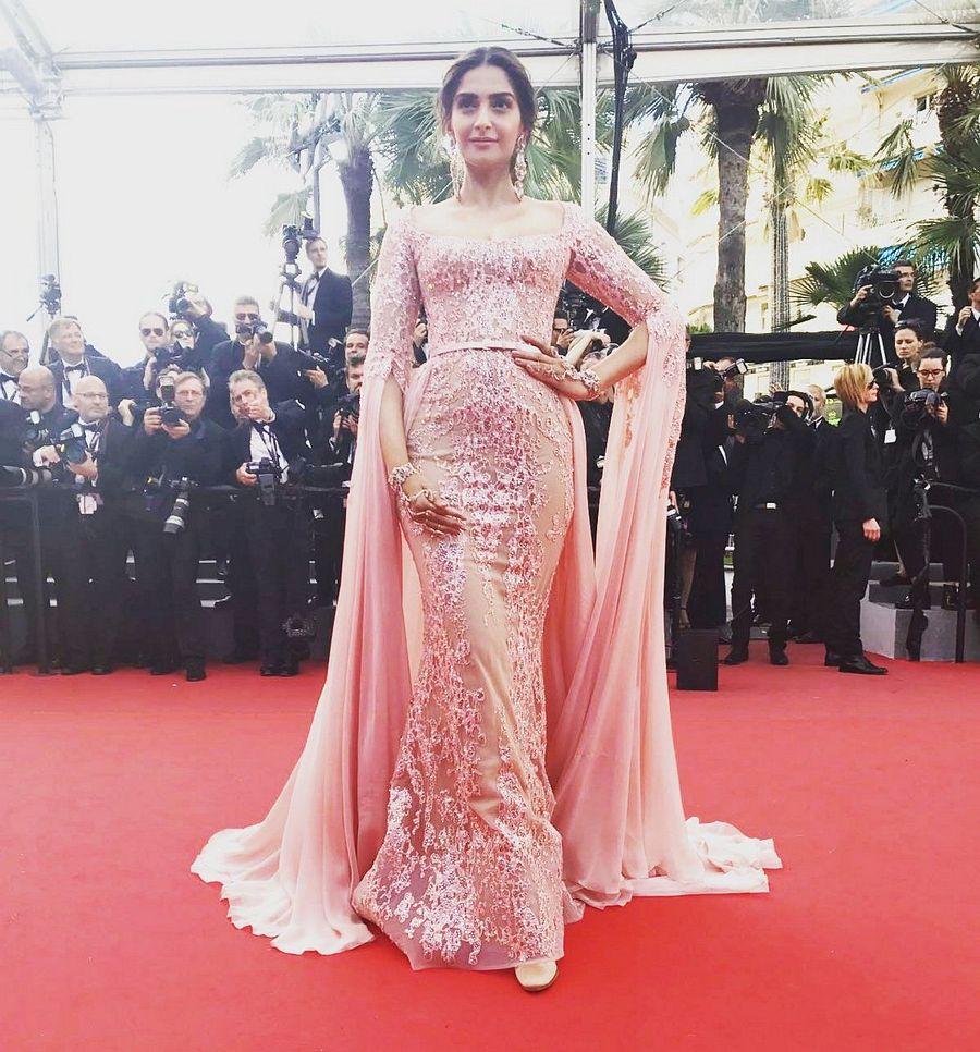 Sonam Kapoor hot dazzles in gold at the red carpet Cannes 2017 Photos