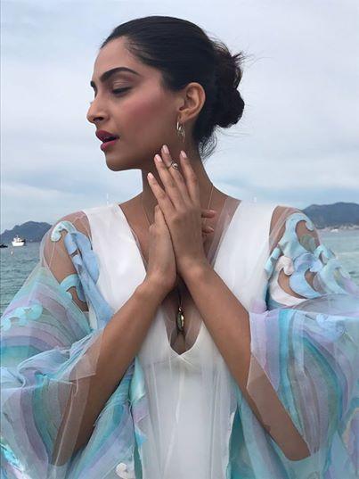 Sonam Kapoor hot dazzles in gold at the red carpet Cannes 2017 Photos