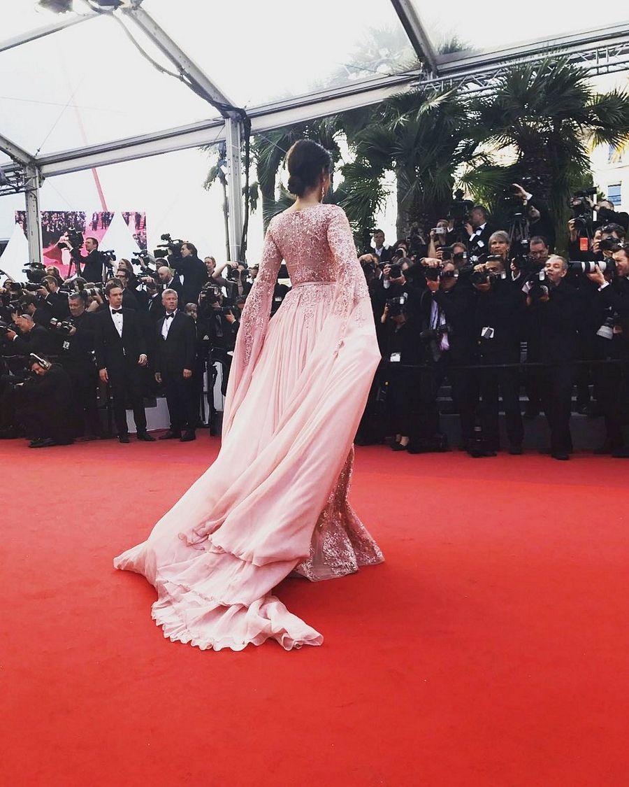 Sonam Kapoor hot dazzles in gold at the red carpet Cannes 2017 Photos