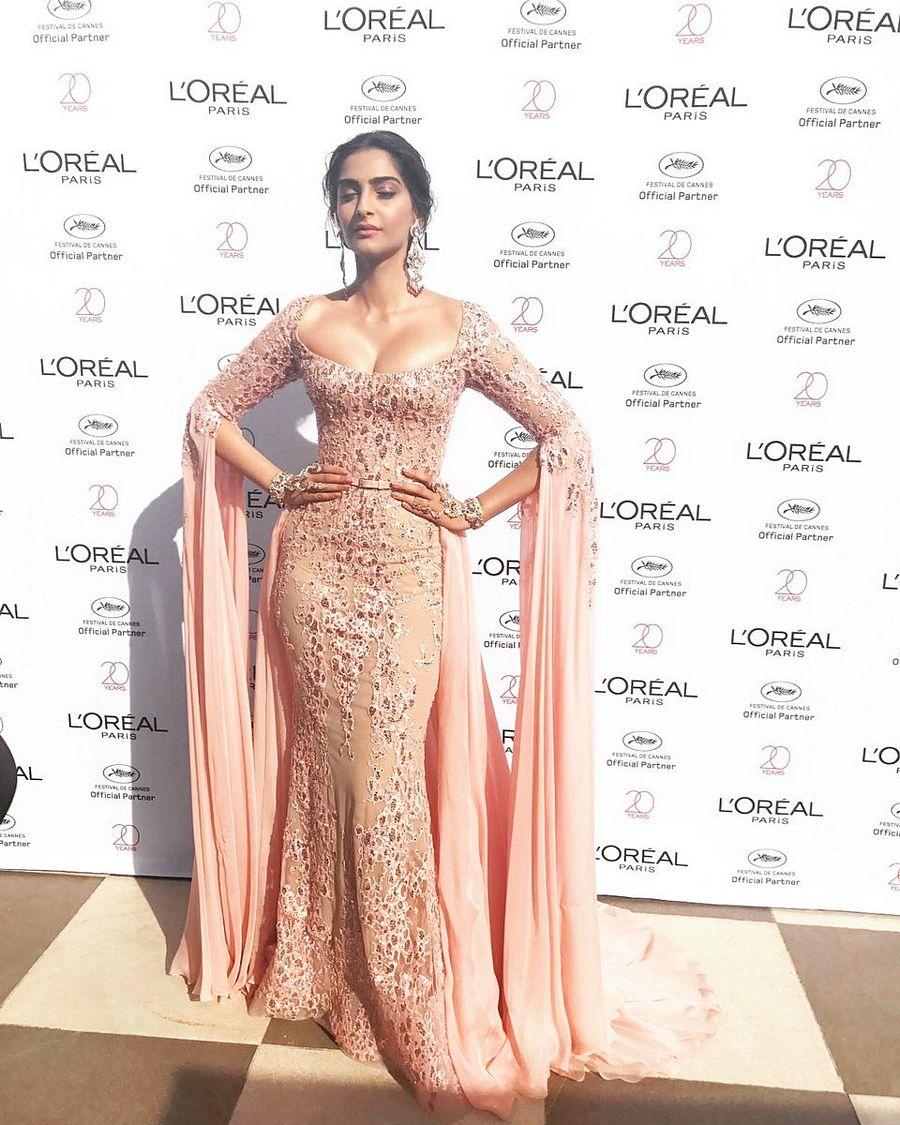 Sonam Kapoor hot dazzles in gold at the red carpet Cannes 2017 Photos